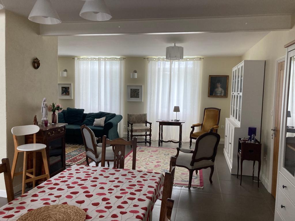 Rénovation complète d'un salon, d'une salle à manger et d'un couloir.